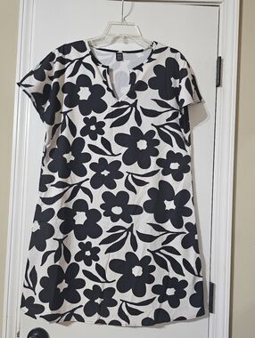 💗NWOT SHEIN Black and White Floral Shift Dress💗